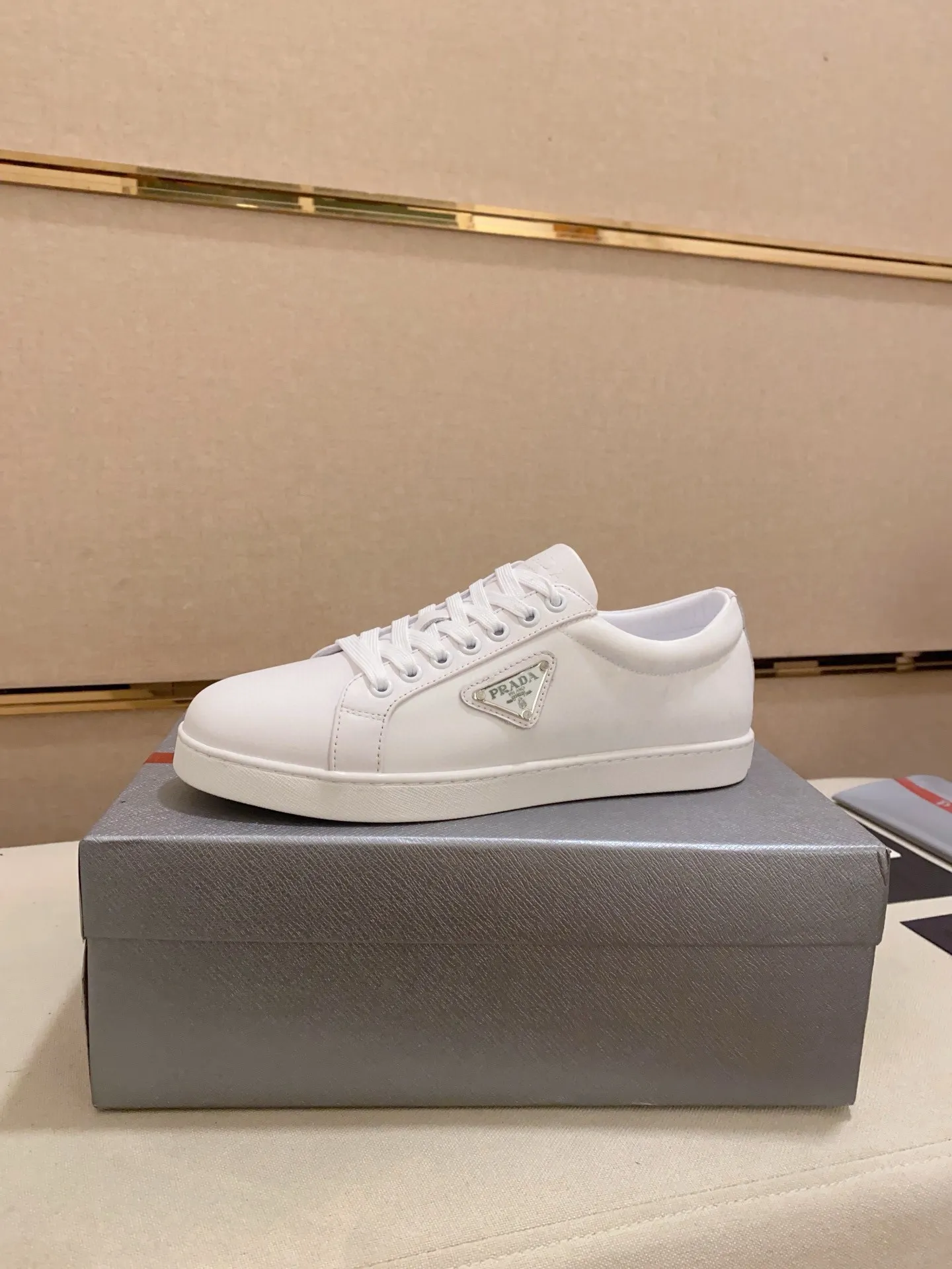 Men's shoes 💰 580💰 ✔️✔️✔️High-quality new PRADA counters are launched at the same time. The new men's shoes and 😘fabrics are selected from first-layer cowhide and are made by pure handicrafts. Lining: Full cowhide lining. 👍🏿 High-end ☄️ air-cushion molded anti-slip rubber outsole, exquisite lines, simple and elegant, comfortable and high-end for leisure travel. Code number: 38 to 44 (45 can be customized)